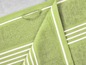 Een groene handdoek met witte strepen.