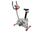Een zilverkleurige hometrainer met een zwart zadel en rode accenten.
