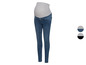 Zwangerschapsjeans in blauwe denim met een grijze top.