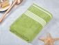 Een groene badhanddoek met witte strepen.