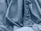 Close-up van een blauwe stof met elastiek.