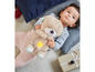 Un bébé tenant un doudou lumineux.