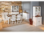 Witte eettafel met stoelen, buffetkast en vitrinekast in een eetkamer.