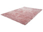 Un tapis en fourrure rose.