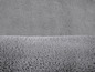 Tapis en peluche gris, parfait pour la salle de bain.