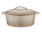 Een beige gietijzeren braadpan met deksel.