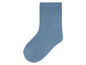 Een blauwe sok met een ribbelstructuur.