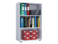 Een witte boekenkast met binders, boeken en dozen.