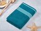 Turquoise badhanddoek met witte strepen