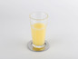 Un verre de jus d'orange sur un dessous-de-verre argenté.