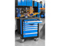Een blauwe gereedschapswagen met meerdere laden, in een werkplaats.