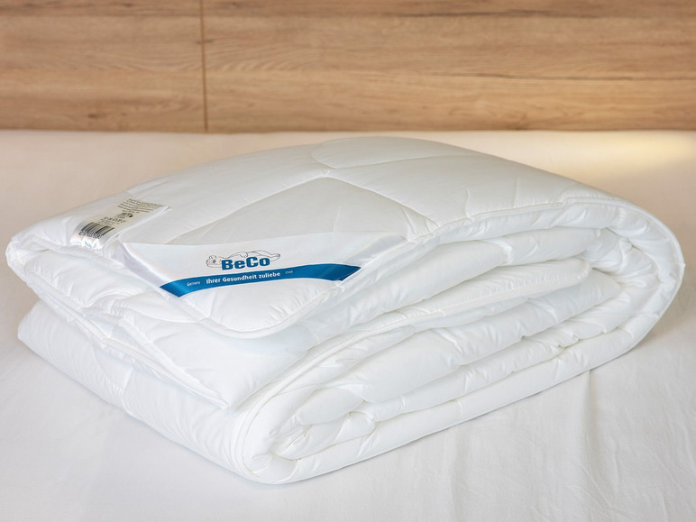 Een witte dekbed van Beco, op een bed