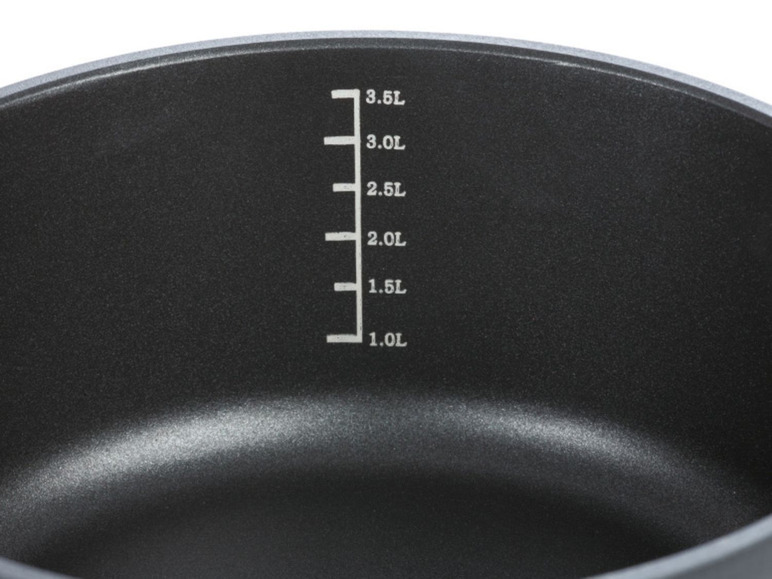 Een zwarte kookpan met maatstreepjes tot 3,5 liter.