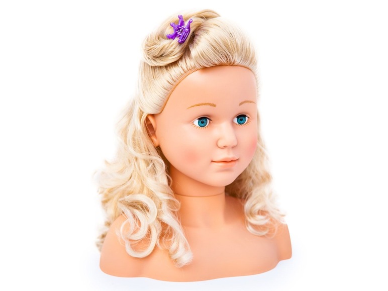 Een blonde poppenkop met lang haar voor het oefenen van kapsels.