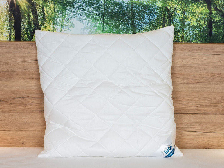 Un oreiller blanc Beco sur un lit.