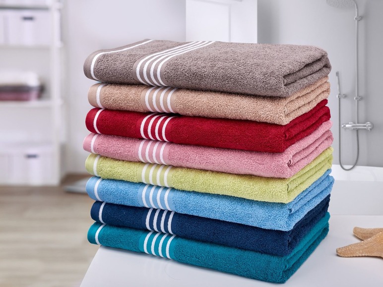 Een stapel badhanddoeken in verschillende kleuren met strepen.