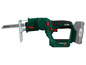 Een groene Parkside X20V Team accu-sabelzaag met metalen zaagblad.