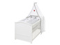 Lit bébé blanc avec des draps gris et blancs et une moustiquaire.