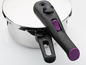 Une cocotte-minute en acier inoxydable avec une poignée noire et des détails violets.