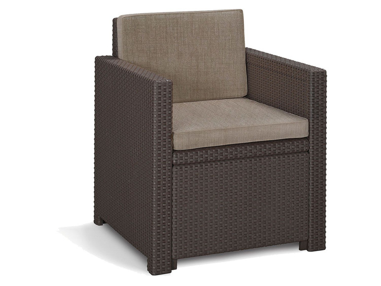 Een bruine wicker stoel met beige kussens.