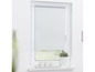 Un store enrouleur blanc dans une fenêtre avec une plante sur le rebord de la fenêtre.