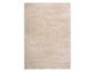 Un tapis beige avec une surface douce et pelucheuse.
