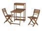 Een houten tafel en twee klapstoelen voor buiten.