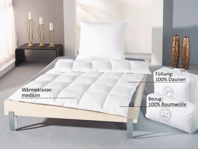 Une couette blanche en duvet avec une housse en coton, présentée sur un lit.