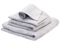 Pile de serviettes en éponge grises.
