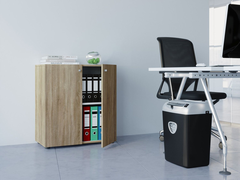 Een houten archiefkast met ringbanden en een papierversnipperaar.