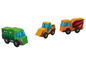 Un camion poubelle vert, une pelle mécanique jaune et un camion à béton orange.