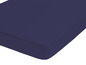 Een donkerblauwe hoeslaken voor een babybed.