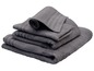 Une pile de serviettes de bain gris foncé.