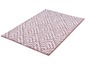 Un tapis de bain rose avec un motif géométrique.