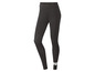 Zwarte Puma trainingsbroek met wit logo.