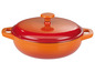 Een rode gietijzeren braadpan met deksel.