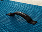 Een blauwe Aqua Marina supboard met een handvat.