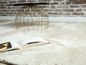 Un livre ouvert sur un tapis blanc avec une table basse en métal doré.