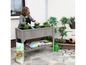 Een vrouw plant in een houten plantenbak met Blumerde potgrond.