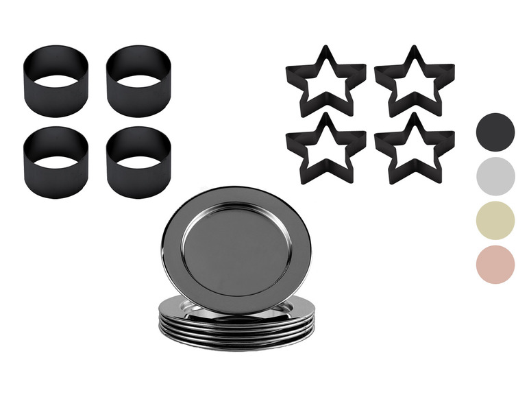 Assiettes de dîner argentées, anneaux de serviette noirs et moules à œufs en forme d'étoile.