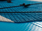 De textuur van een blauwe opblaasbare paddleboard met een wit gedeelte.