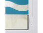 Un store enrouleur turquoise avec un mécanisme à chaîne blanc.
