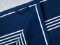 Een donkerblauwe handdoek met witte strepen.