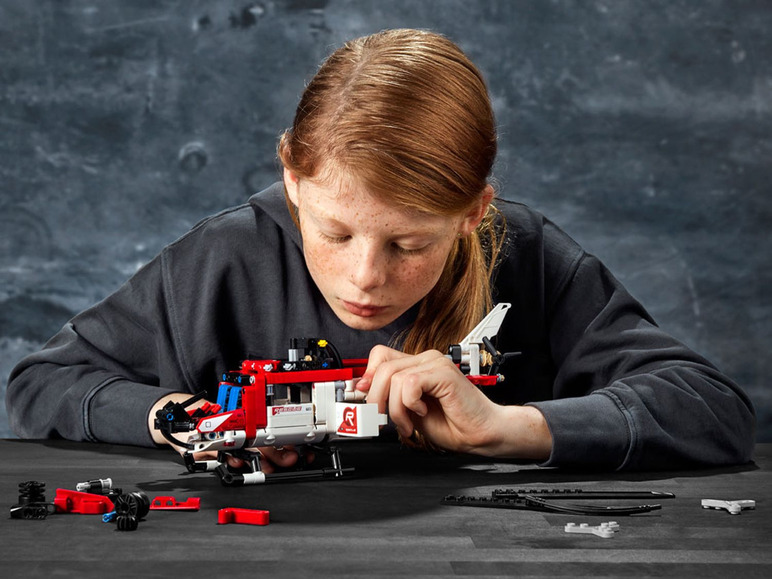 Ga naar volledige schermweergave: LEGO® Technic Reddingshelikopter (42092) - afbeelding 11