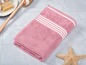 Een roze badhanddoek met witte strepen.