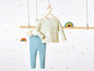 Vêtements de bébé avec un haut rayé et un pantalon bleu.