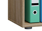 Houten boekenkast met groene en blauwe ringbinders.