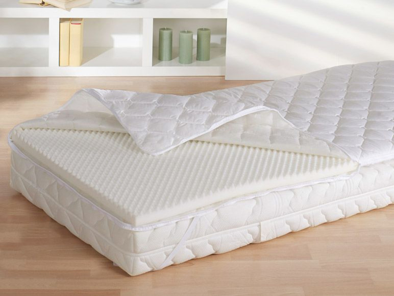 Une alèse, un surmatelas et un matelas.