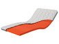 Une coupe transversale d'un matelas avec une couche supérieure blanche et un noyau orange.