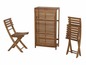 Twee houten klapstoelen en een houten kast met latten.